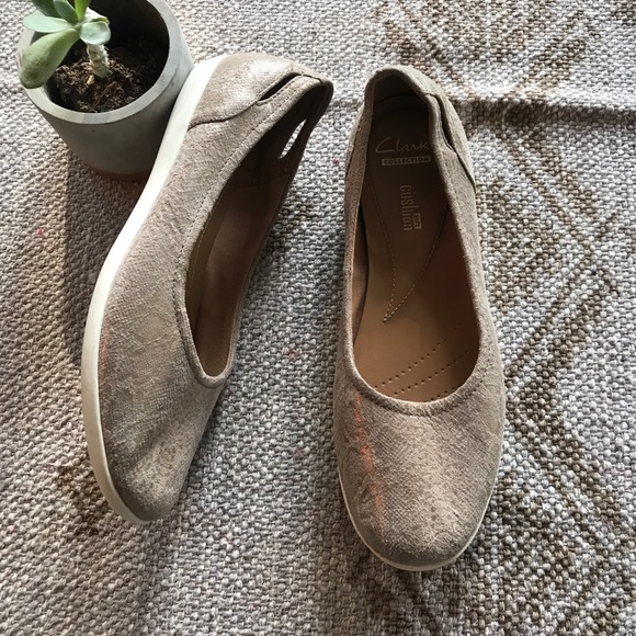 Clarks Shoes - Clark’s soft cushion metallic Slip On sneakers 7